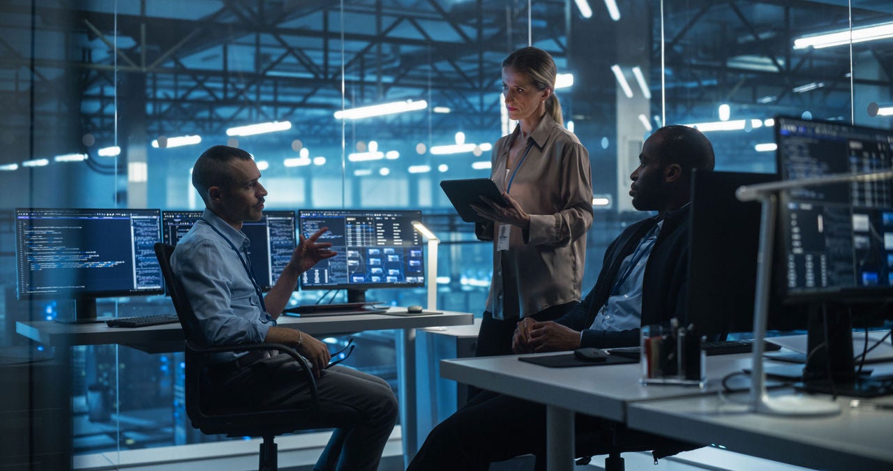 Konstruktionsteam diskutiert über das Änderungsmanagement