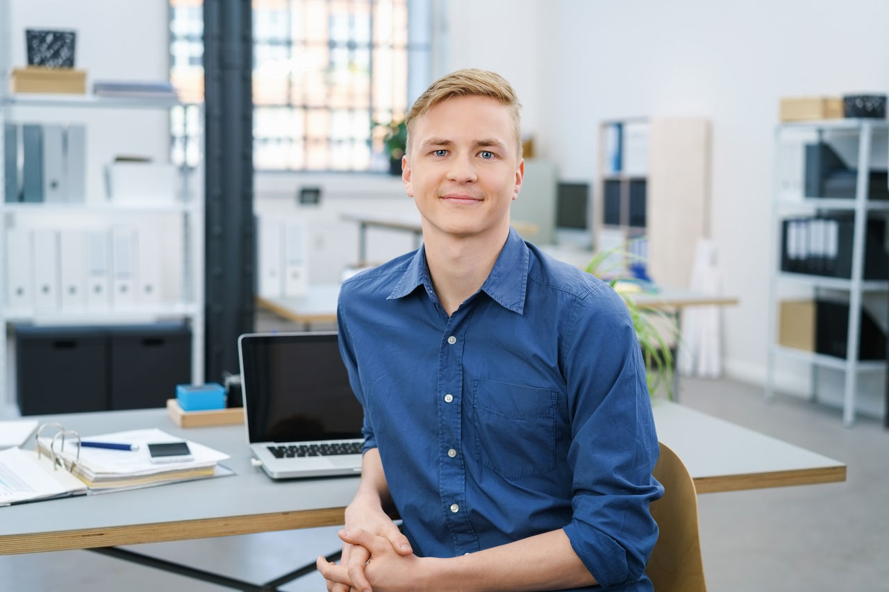 junger geschäftsmann am schreibtisch im büro