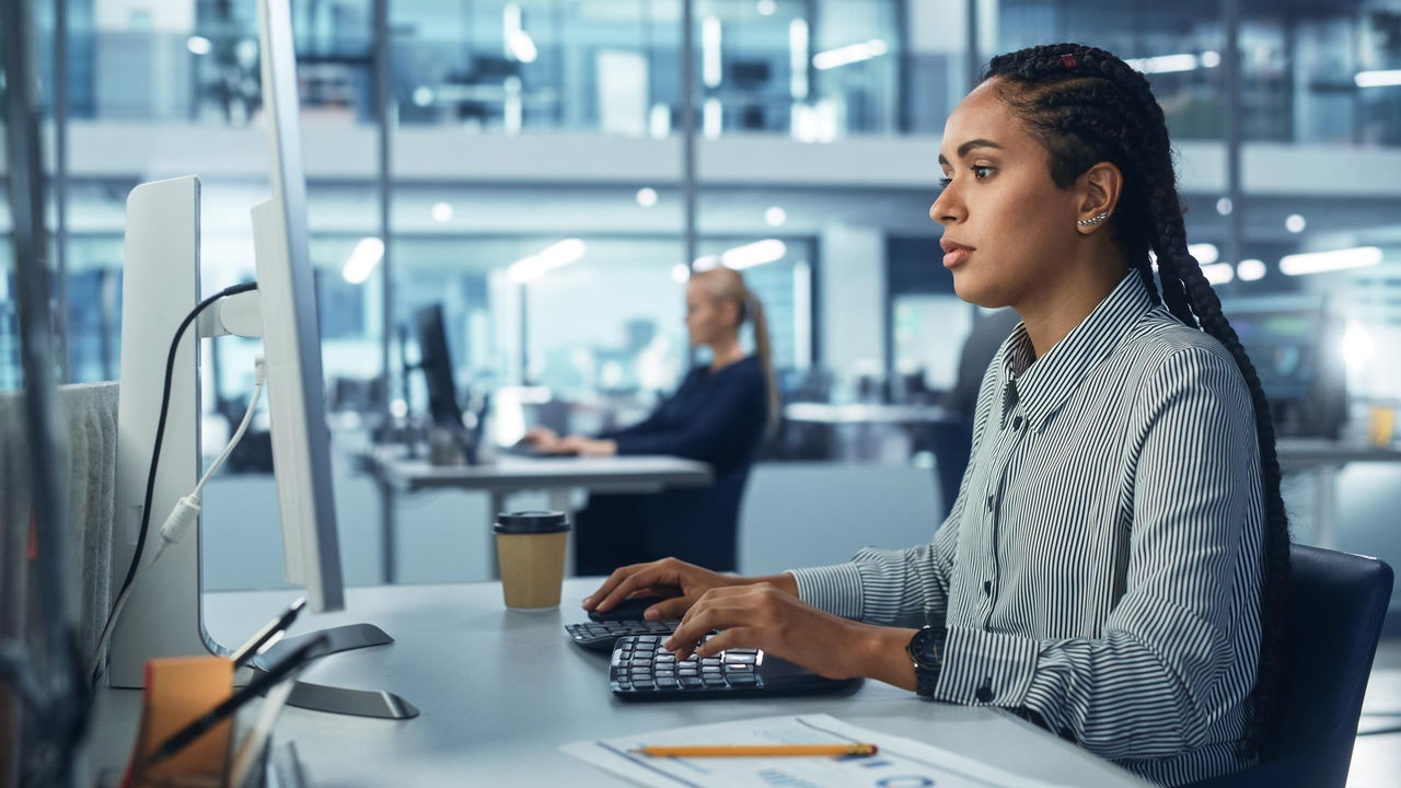 Frau arbeitet am PC an einer CAD-Konstruktion